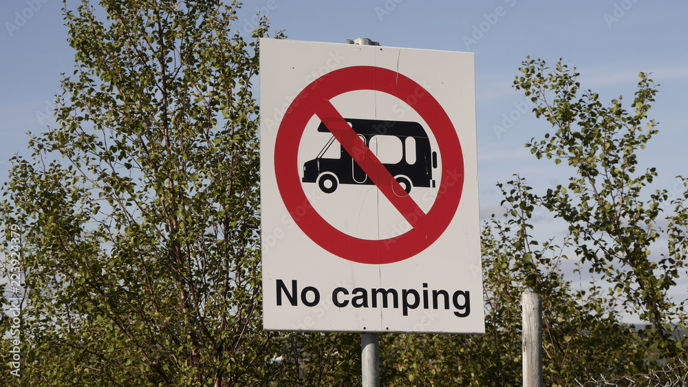 Verkehrsschild Camping verboten Stock Photo | Adobe Stock