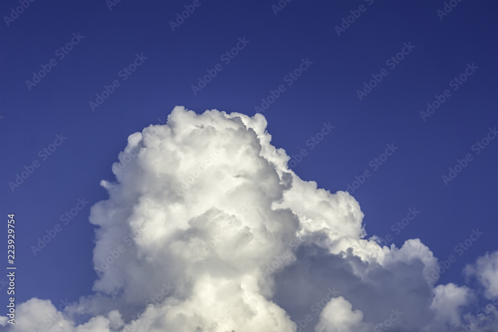 Naklejka premium white cloud in dark blue sky