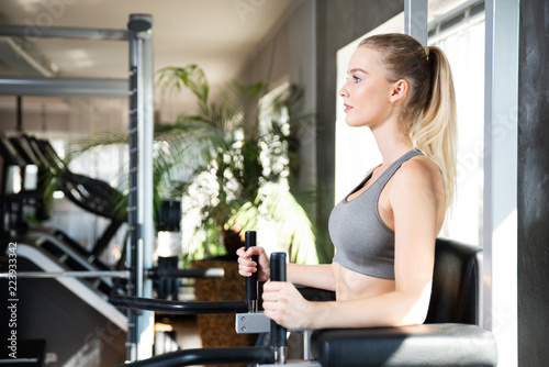 Junge Frau im Fitnessstudio 