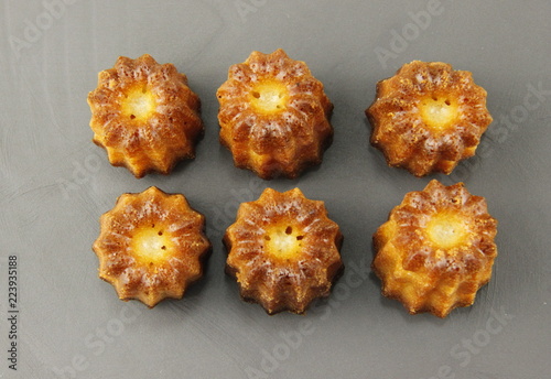 Canelés bordelais sur une ardoise photo