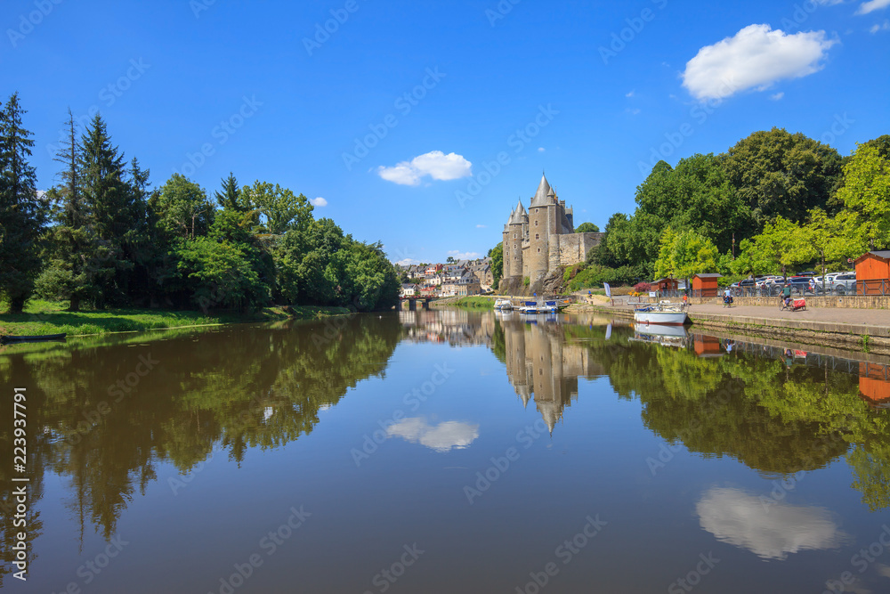 Josselin, Bretagne, le château aux bords du canal de Nantes à Brest 