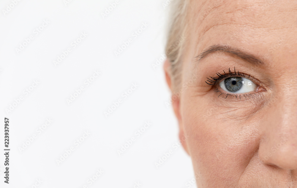 Fototapeta premium Zbliżenie widok piękna stara kobieta na białym tle