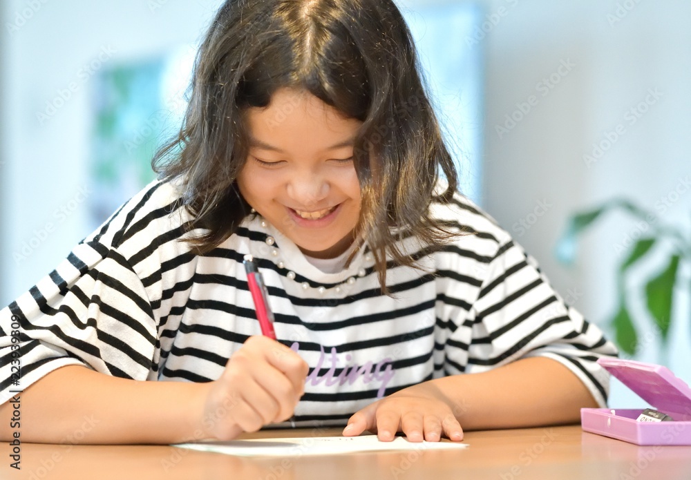 楽しく勉強する女の子 楽しく勉強する女の子