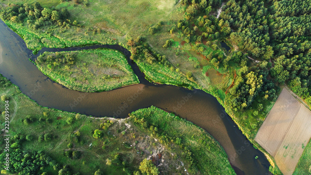 Fototapeta Naturalna rzeka z drona