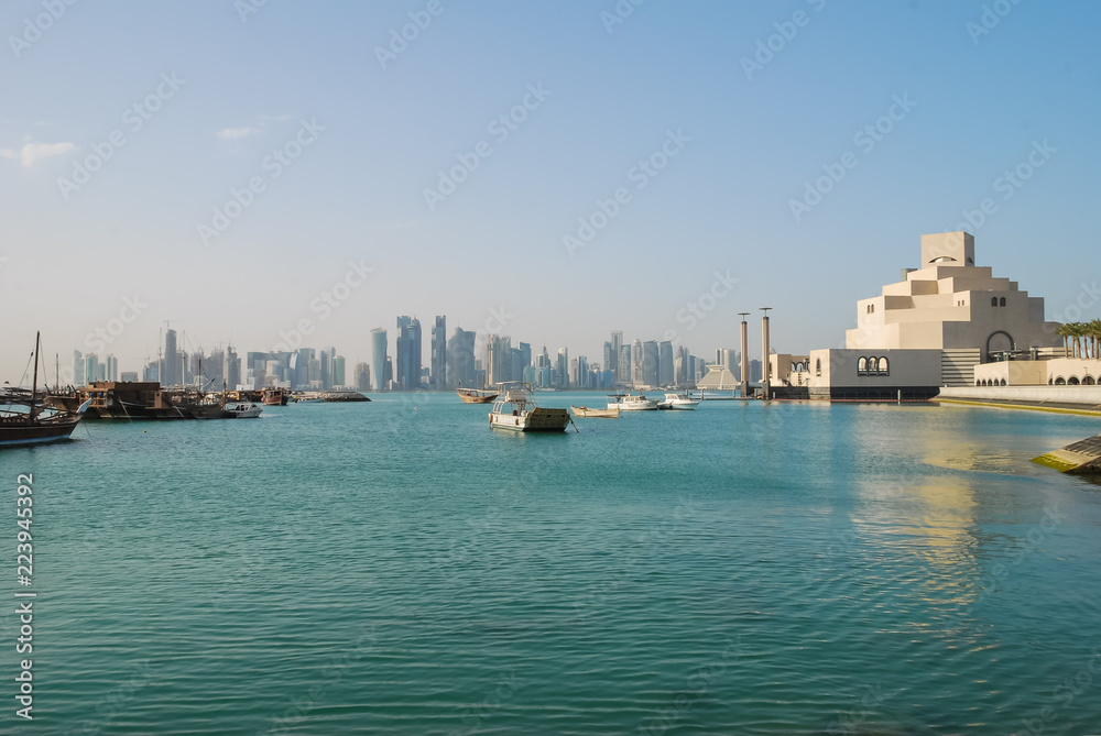 Naklejka premium Doha arbour and city