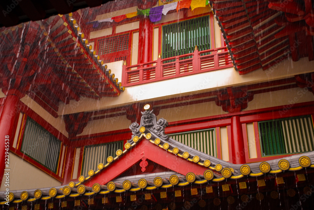 Naklejka premium buddhist temple in the rain