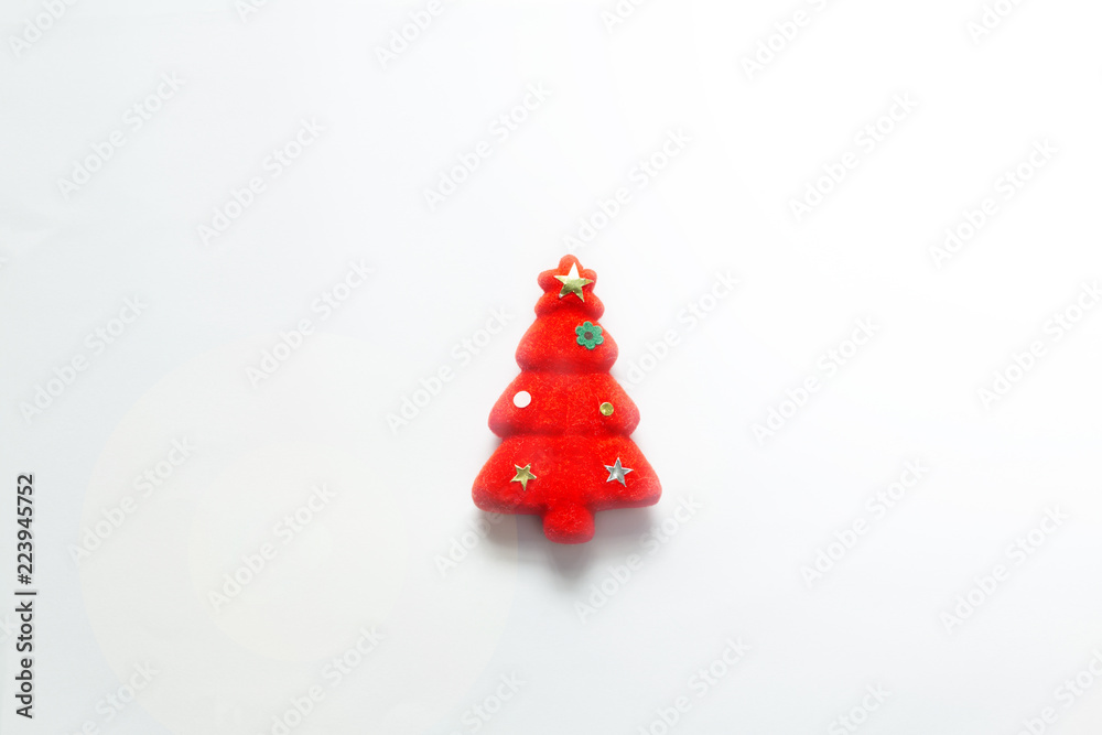 Naklejka premium 白い背景の真ん中に赤いクリスマスツリーオーナメントを置く