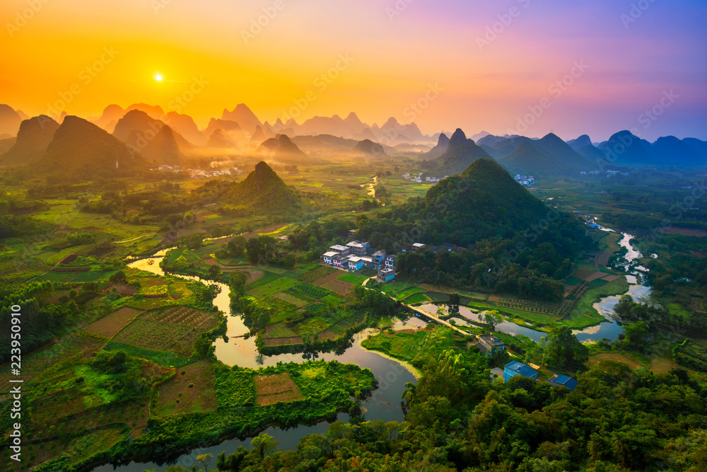 Fototapeta premium Krajobraz Guilin, Chiny. Li River i krasowe góry zwane Cuiping lub