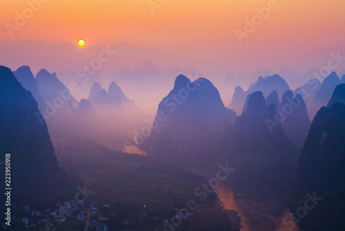 Photographie Sunrise Landscape of Guilin , Li River and Karst mountains called Xingping