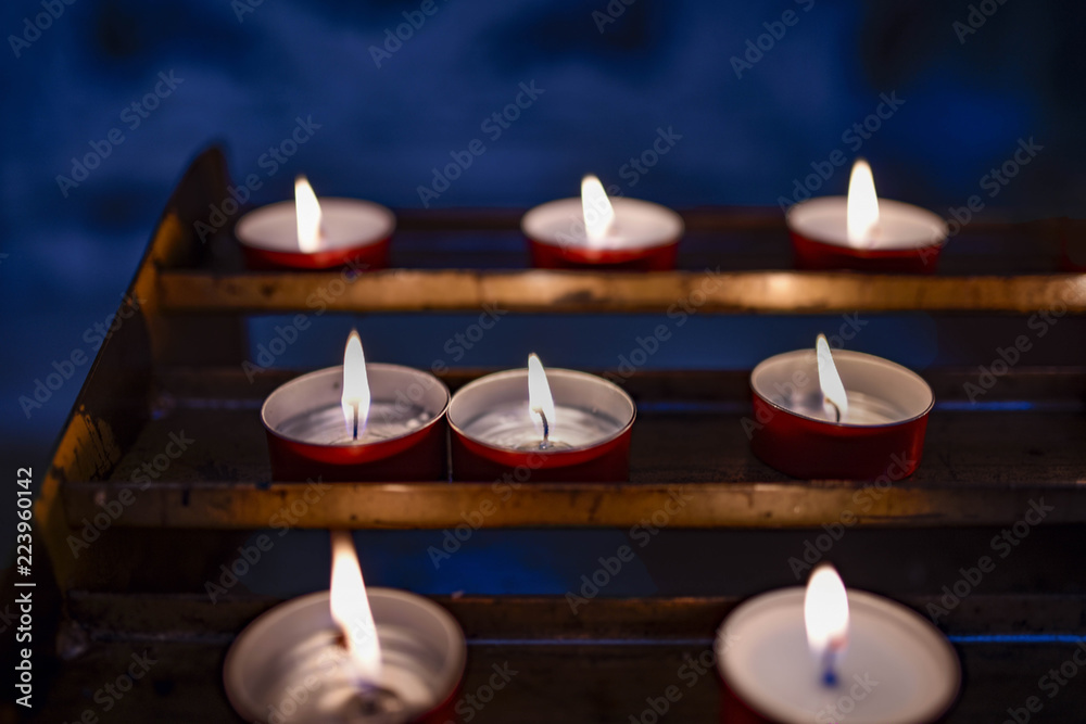 Candele di preghiera e di pace, lumini accesi Stock Photo