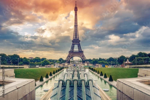 Obraz Fontanny Trocadero i wieża Eiffla w letni dzień z dramatycznym wschodem słońca na niebie. Kolorowe tło podróży.
