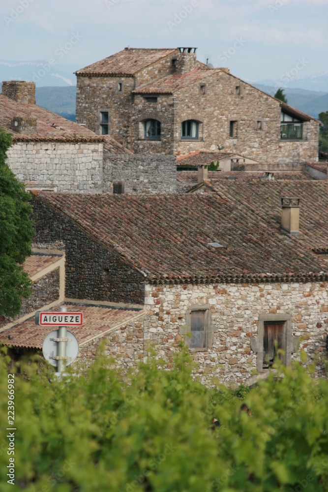 Le village d'Aiguèze, au bord de la rivière de l'Ardèche (Gard, Occitanie)