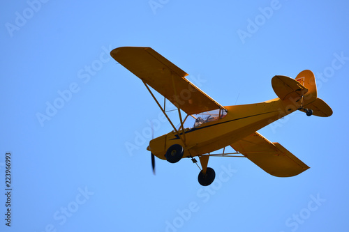 Avioneta a punto de aterrizar, realizando el giro de entrada