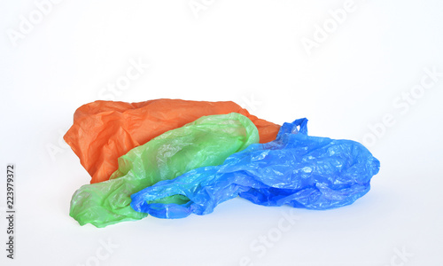 sacchetti di plastica colorati, isolato su sfondo bianco