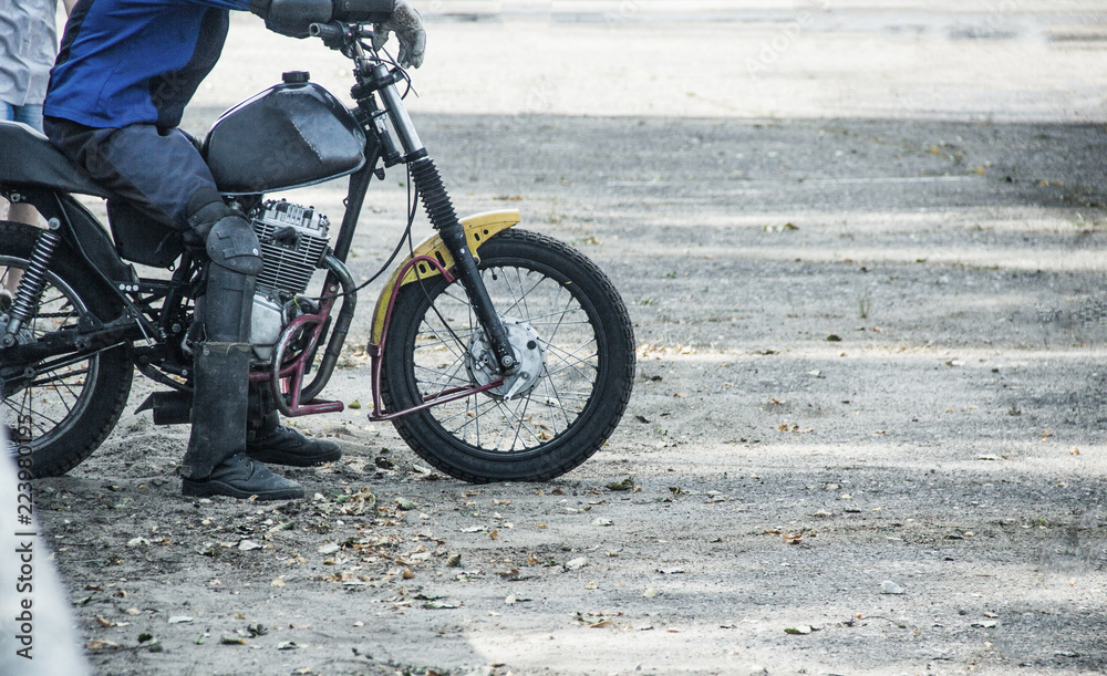 Obraz premium Motoball, nastolatki grają w motoball na motocyklach z piłką, jeżdżą na motocyklu