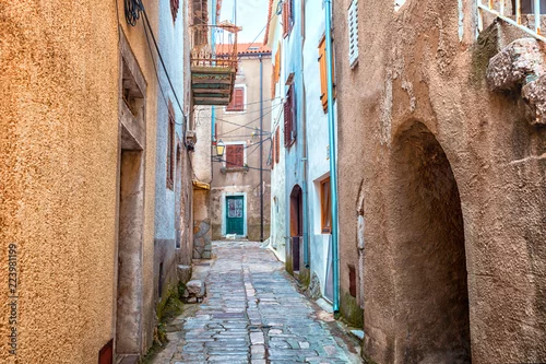 Obraz Wąska ulica z kamiennymi domami w Chorwacji, Vrbnik na wyspie Krk