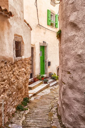 Obraz Wąska ulica z kamiennymi domami w Chorwacji, Vrbnik na wyspie Krk