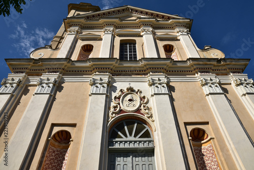 Façade de l'église baroque Saint-Pierre et Paul à Piedicroce en Corse