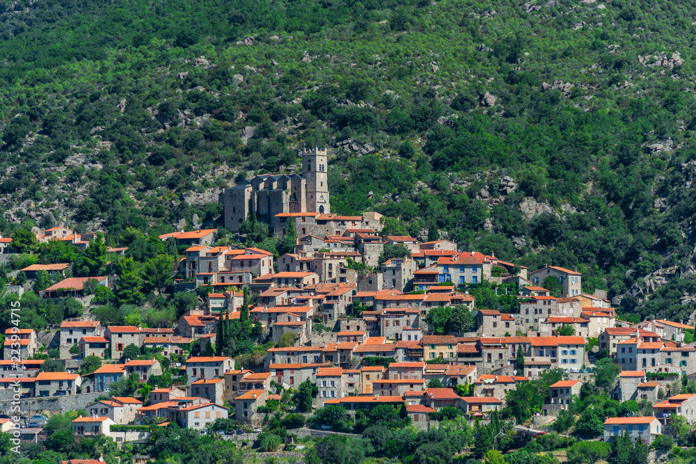 Malerisches Dorf in den Bergen von Okzitanien, Südfrankreich