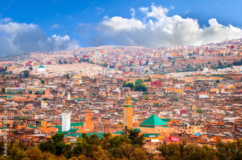 Naklejka premium Widok z lotu ptaka na Medina pięknego miasta Fes, Maroko