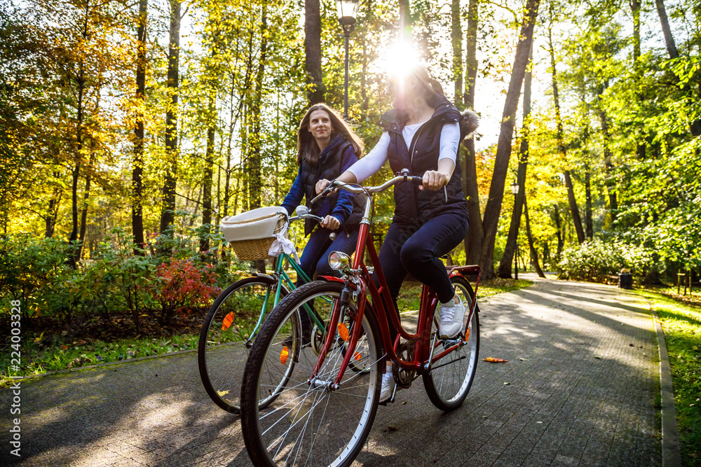 Naklejka premium Healthy lifestyle - people riding bicycles in city park