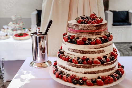 Hochzeitstorte wird auf einer Hochzeit präsentiert