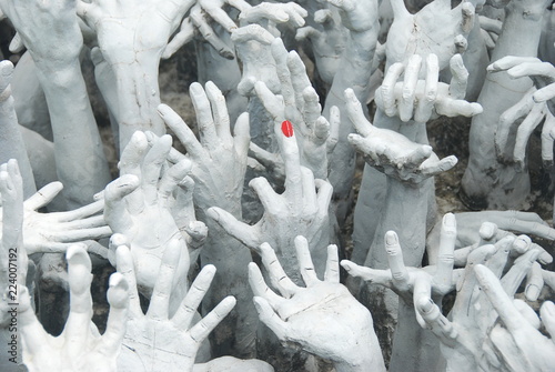 Foto Detail of hands around the entrance into Wat Rong Khun alias the White Temple in