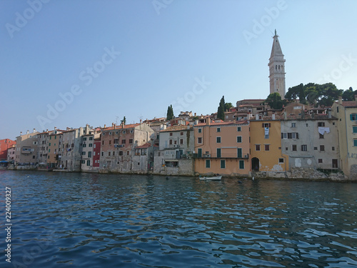 Krajobraz Istrii. Widok pięknych europejskich miejsc odpoczynku w Chorwacja, Rovinj stare miasteczko.