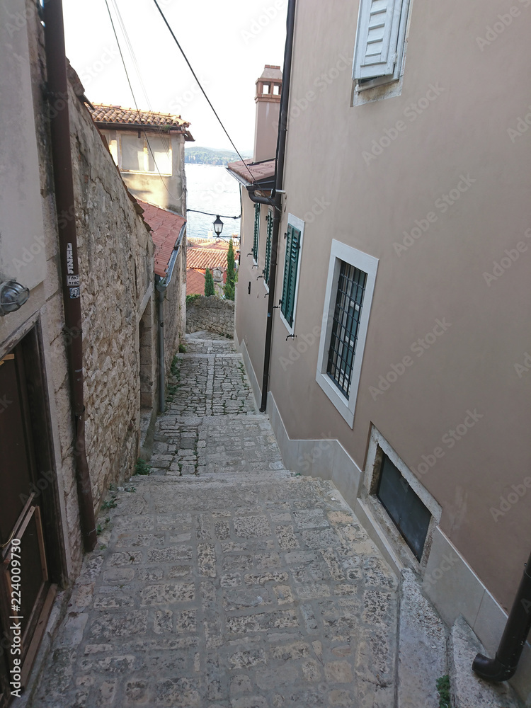 Krajobraz Istrii.  Widok pięknych europejskich miejsc odpoczynku w Chorwacja, Rovinj stare miasteczko. - obrazy, fototapety, plakaty 