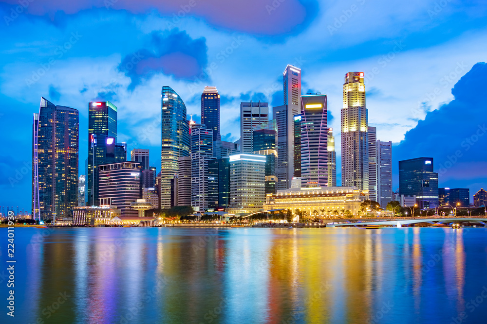 Fototapeta premium Singapur panoramę dzielnicy finansowej w zatoce Marina o zmierzchu, miasto Singapur, Azja Południowo-Wschodnia.