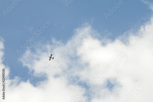 kleines flugzeug leichtflugzeug linienflug rundflug charterflug flugzeug motorflugzeug modelflugzeug model segelflieger am blauen himmel wolken sonne sommer photo