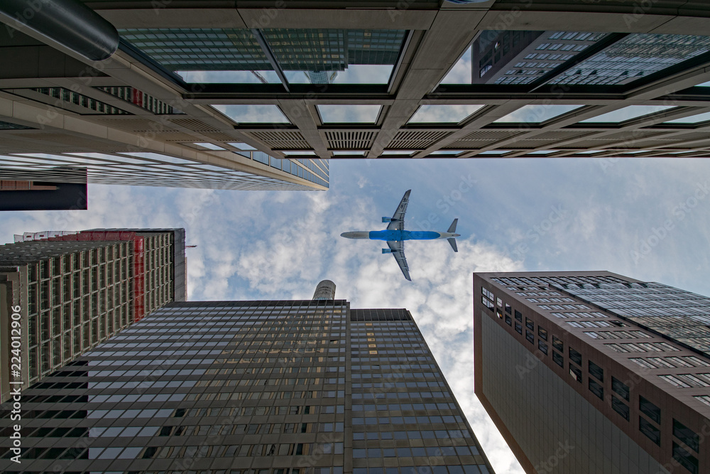 Flugzeug über einer Hochhäuserschlucht in Frankfurt am Main, Hessen, Deutschland