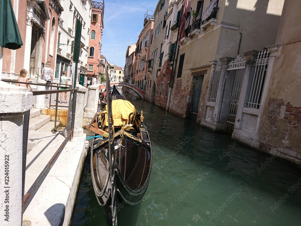 Naklejka premium Widok na historyczną architekturę i kanał między antycznymi budynkami w Wenecja, Włochy podczas radosnych wakacji w słonecznym dniu.
