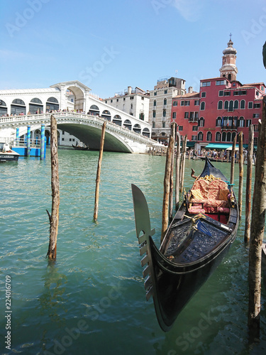 Widok na historyczną architekturę i kanał między antycznymi budynkami w Wenecja, Włochy podczas radosnych wakacji w słonecznym dniu.
 photo
