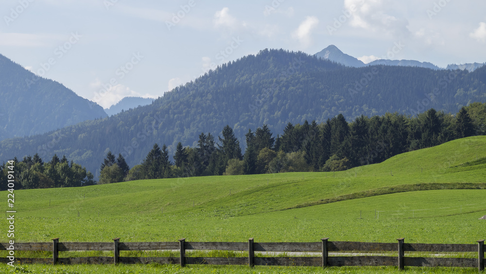 Paysages de Bavière. Vues sur les collines, prairies verdoyantes et pâturages autour du village de Hundham dans la vallée du Leitzach au pied du Schwarzenberg.