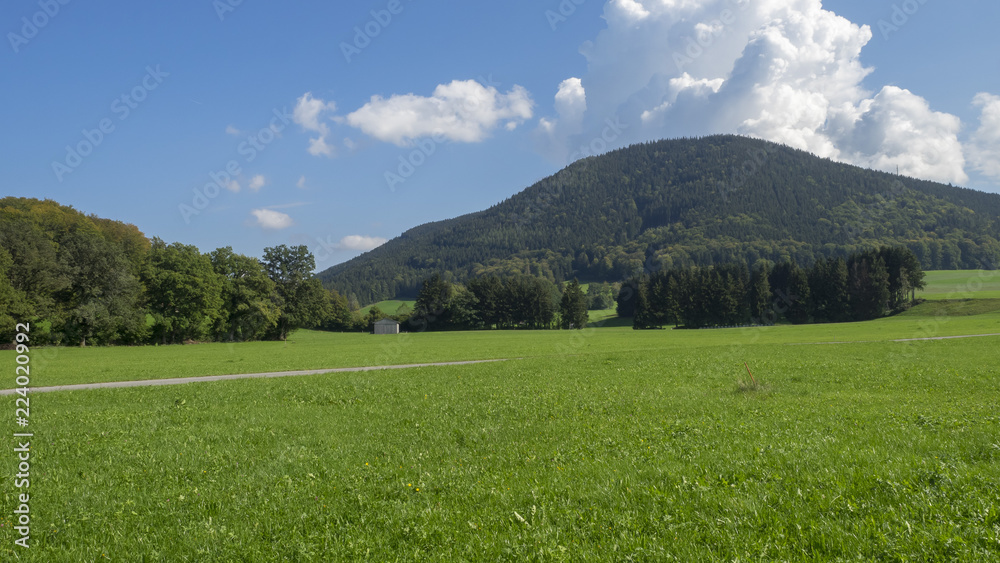 Paysages champêtres de Bavière. Vues sur les collines, prairies verdoyantes et pâturages autour du village de Hundham dans la vallée du Leitzach au pied du Schwarzenberg.