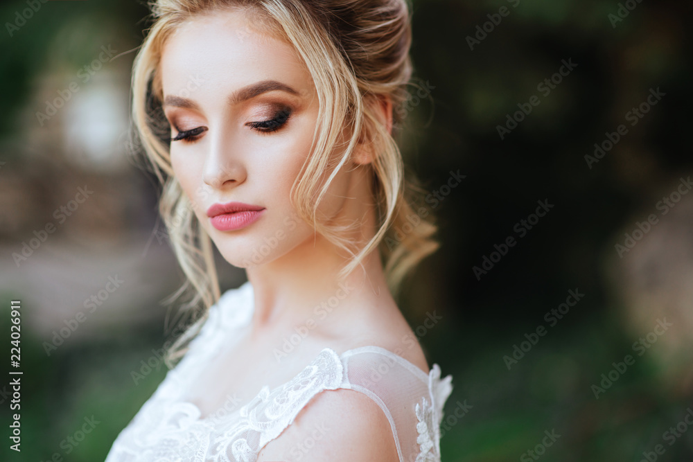 Naklejka premium Fashion portrait of a beautiful bride