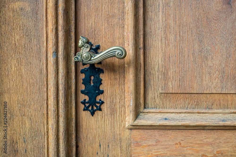 Φωτογραφία Looking at a black iron door handle of an wooden door of a building in the city of Thun in the Bernese Alps, Switzerland