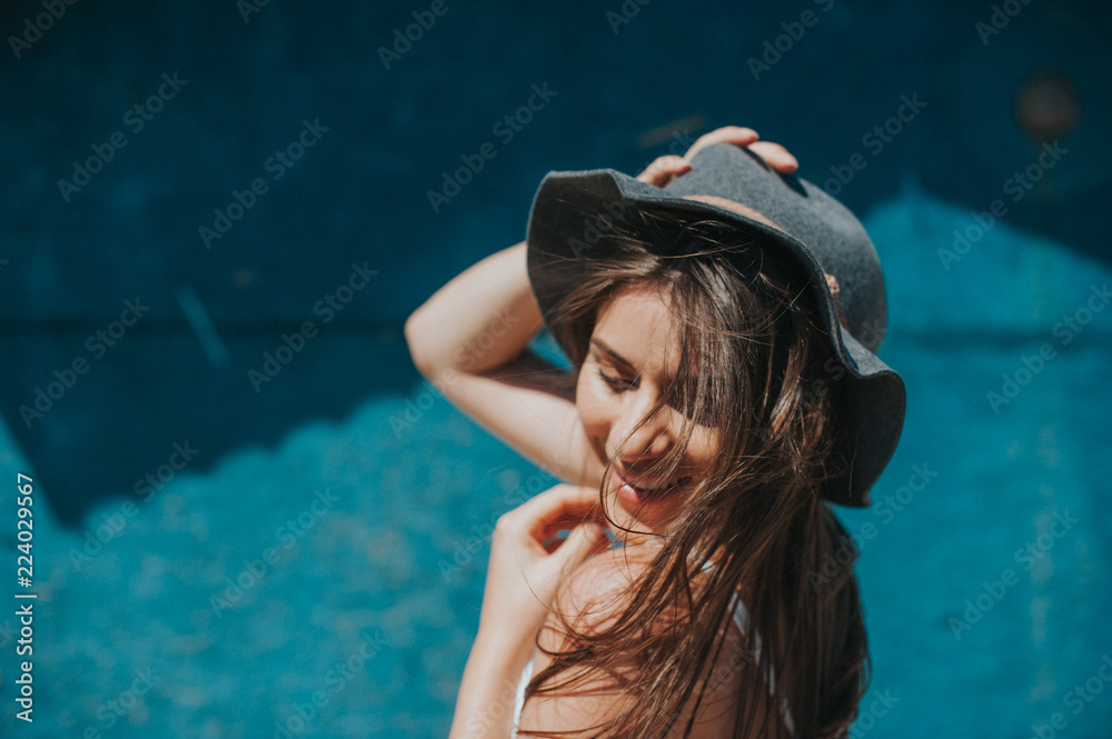 Φωτογραφία Smiling, pretty hipster traveler girl with windy hair