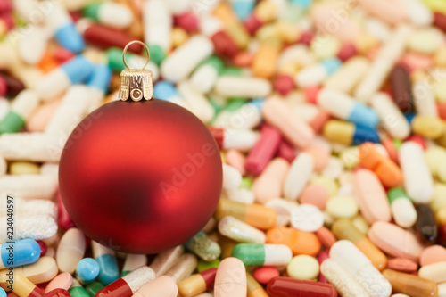 Bunte Medizin und Tabletten zu Weihnachten