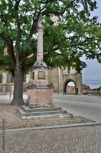 Denkmal mit Kirche Dom