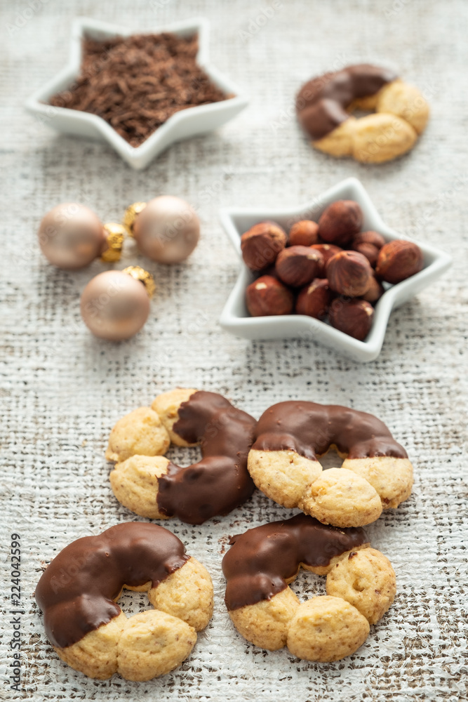 Nussgebäck mit Schokoguss weihnachtlich dekoriert Nussgebäck mit Schokoguss weihnachtlich dekoriert