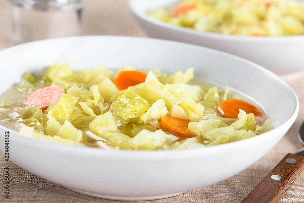 Frische hausgemachte vegane Kohlsuppe aus Weisskohl, Kartoffeln und Karotten (Selektiver Fokus, Fokus in die Mitte des Bildes)