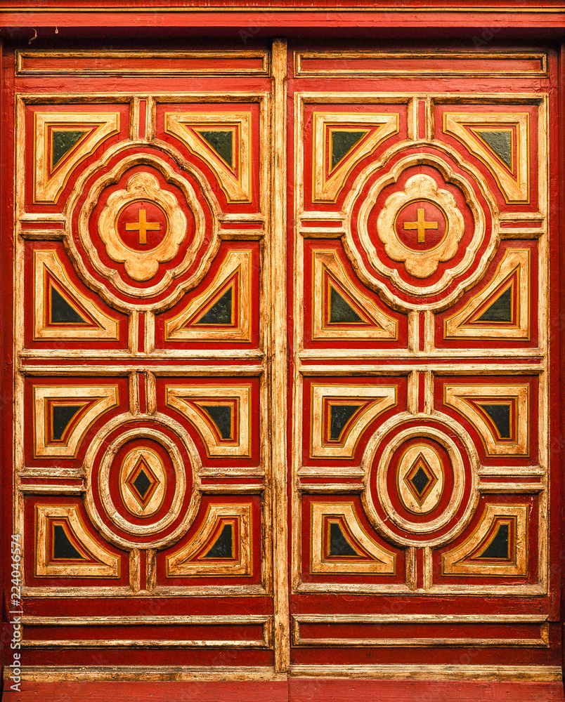 Bella puerta decorada con formas geométricas en Pamplona, Navarra, España