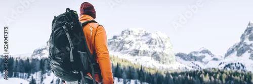 Obraz Wycieczkowicz w śnieżnym krajobrazie