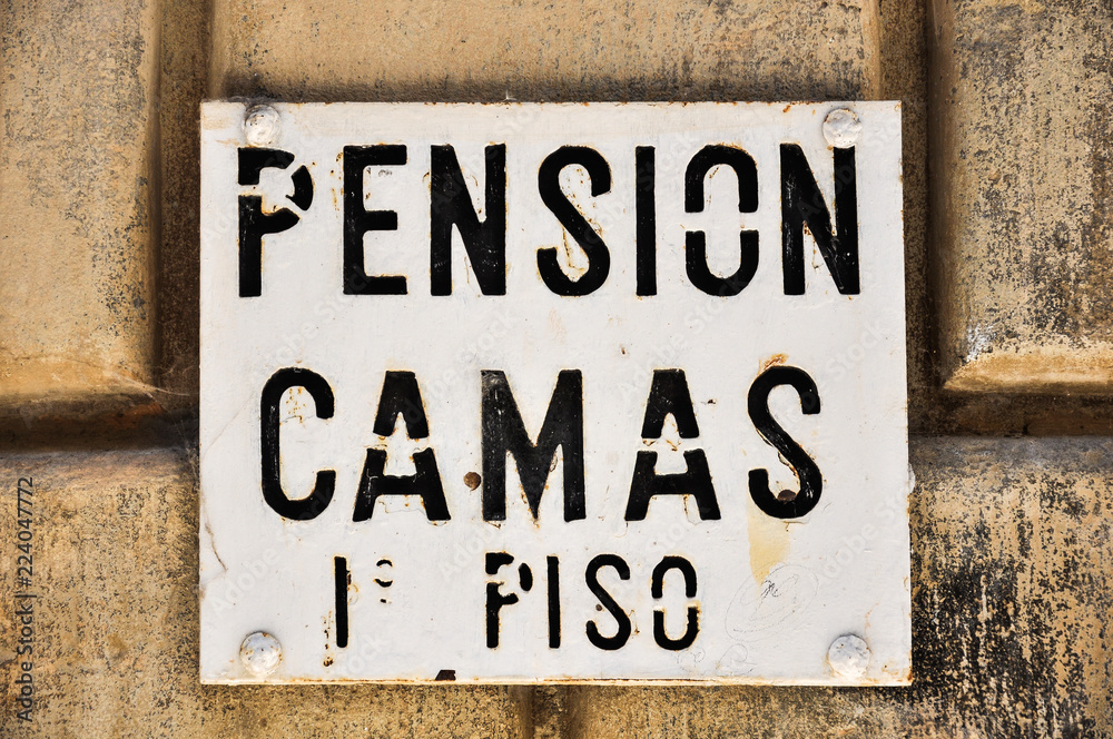 Letrero de una pensión en Pamplona, Navarra, España