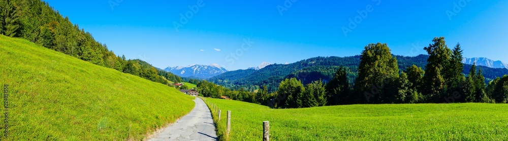 Panorama Weg durch Alpental