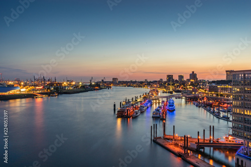 Hamburg Hafen Skyline Sonnenuntergang © Julien