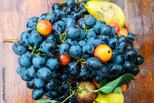 Fototapeta Naklejka Na Ścianę i Meble -  Blue grapes and pears in a vase. Fruit composition.