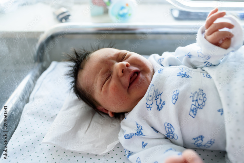 Bebé recién nacido en cuna de hospital 25 Stock Photo | Adobe Stock